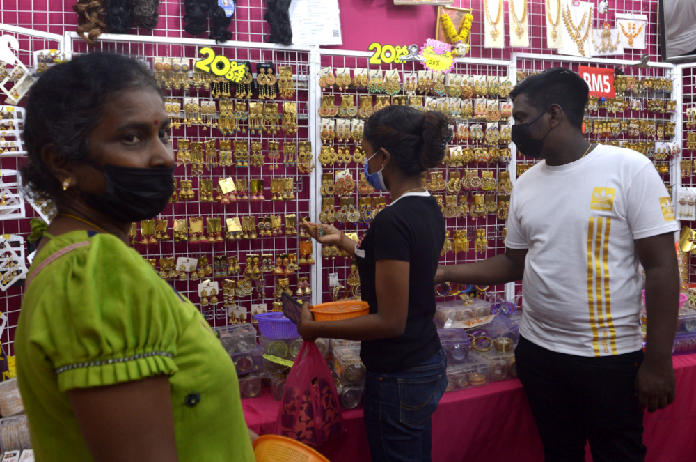 People doing some last minute shopping in preparation for tomorrow’s Deepavali celebrations in Klang, November 3, 2021. — Picture by Miera Zulyana