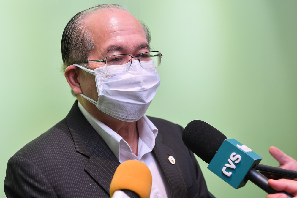 Deputy Chief Minister Datuk Amar Douglas Uggah speaks to reporters after presenting grants at his office in Kuching, November 12, 2021. u00e2u20acu2022 Bernama pic 