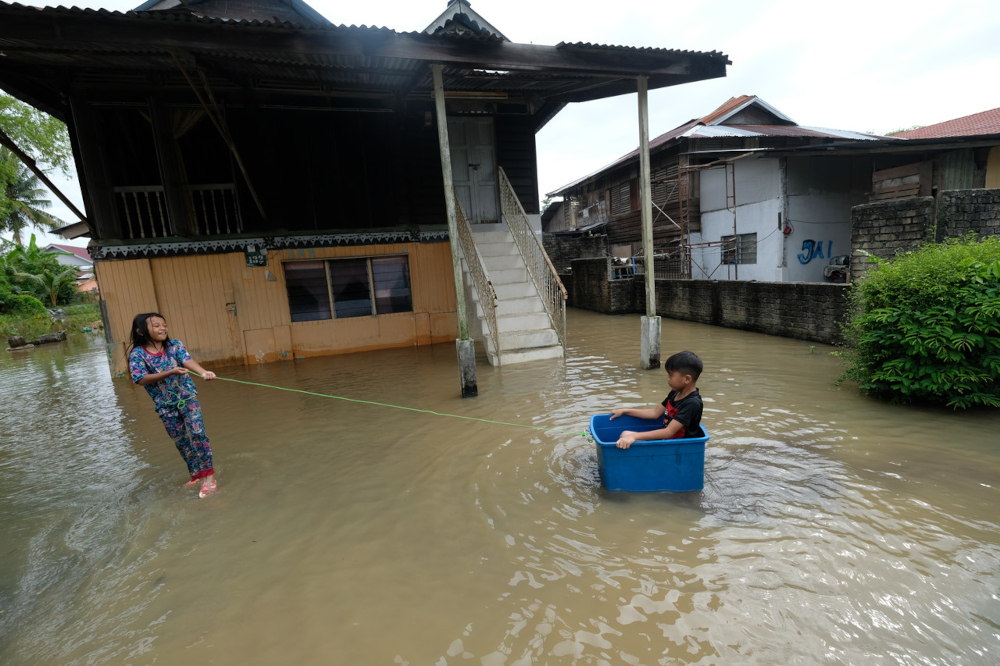Children playing in flood water in Alor Setar, Kedah, November 3, 2021. u00e2u20acu201d Bernama pic 