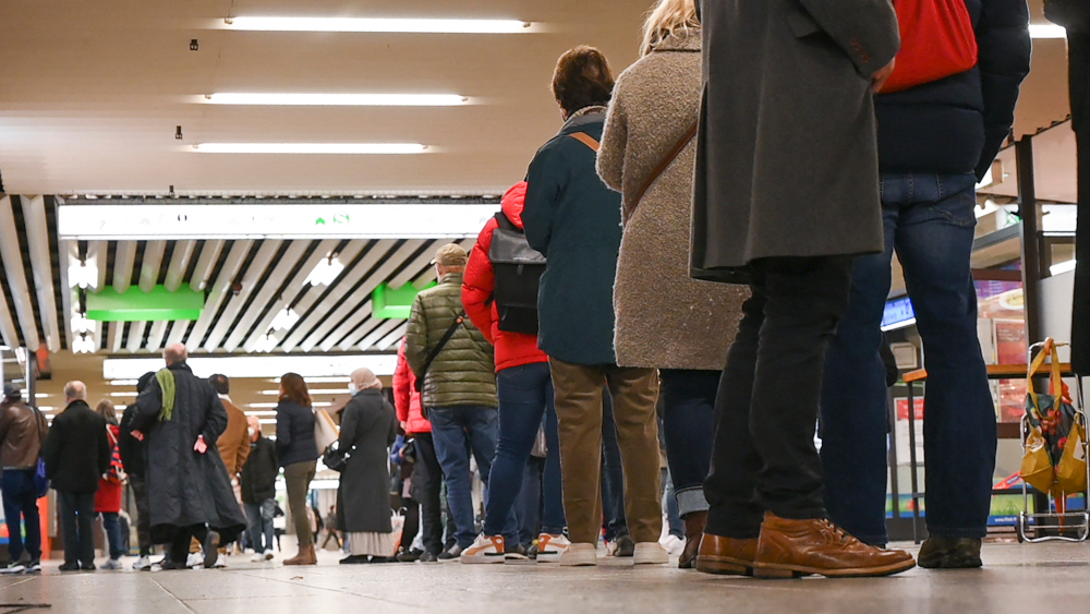 People line up in front of a Covid-19 vaccination station in Stuttgart, southern Germany, November 9, 2021, amid the ongoing coronavirus pandemic. u00e2u20acu201d AFP picnn