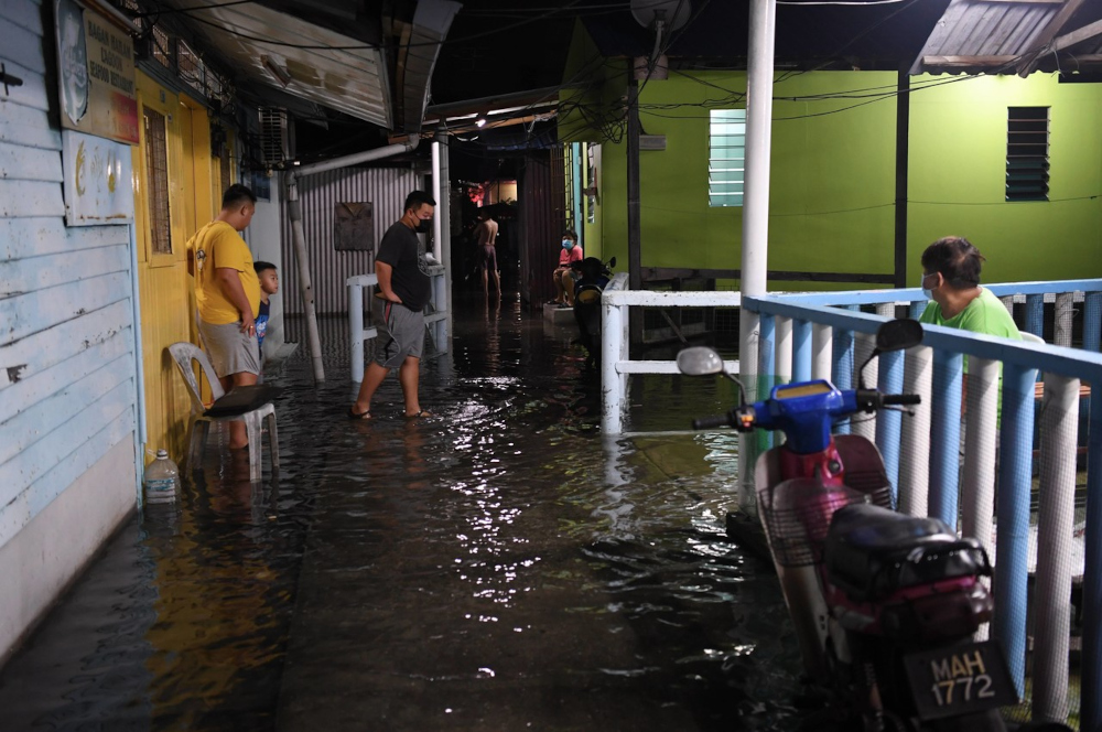 Homes in the fishing village of Bagan Hailam in Port Klang inundated with water, November 5, 2021. u00e2u20acu201d Bernama pic 