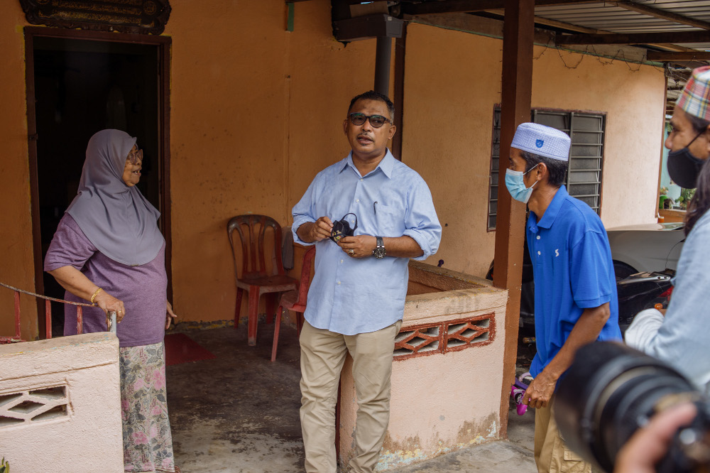 Pakatan Harapan’s Asahan candidate, Datuk Idris Haron is pictured during his campaign at Kg Jus, Selandar, Melaka, November 9, 2021. — Picture by Shafwan Zaidon