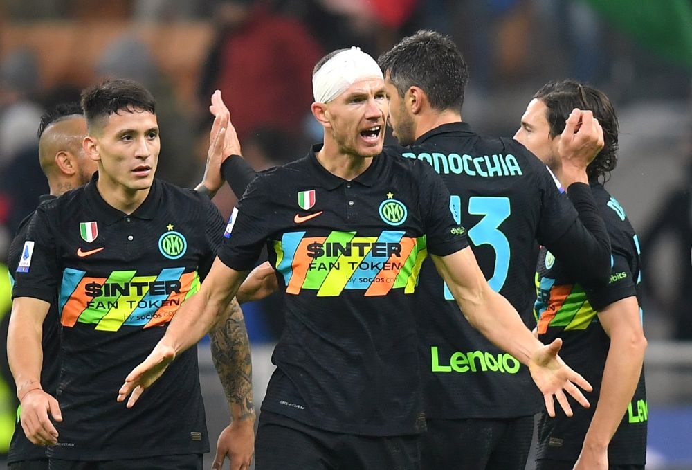 Inter Milan's Edin Dzeko and with teammates celebrates after the match against Napoli at the San Siro, Milan November 21, 2021. u00e2u20acu201d Reuters pic