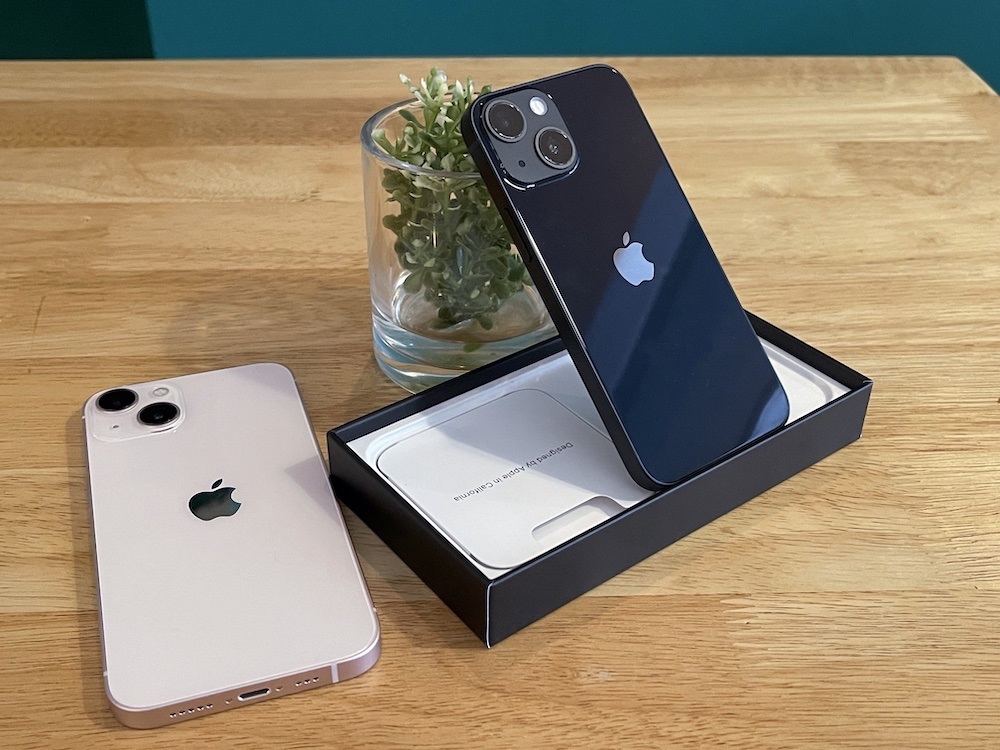 The same phone in different bodies, but the iPhone 13 and 13 mini have their own charm. u00e2u20acu201d Picture by Erna Mahyuni