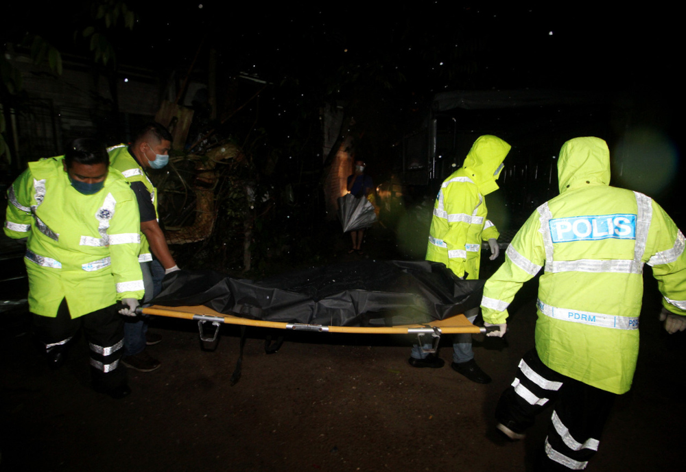 Police carry the body of the 70-year-old woman at Kampung Cina in Menglembu, Perak, November 9, 2021. u00e2u20acu201d Bernama pic 