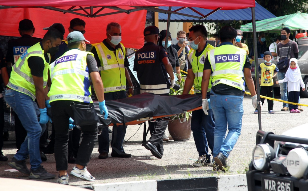 Police carry the body of a man believed killed in a fight with three men near a stall at Ashby Flats morning market, Jalan Asman Shah in Sungai Senam, Ipoh, November 25, 2021. u00e2u20acu201d Bernama pic 