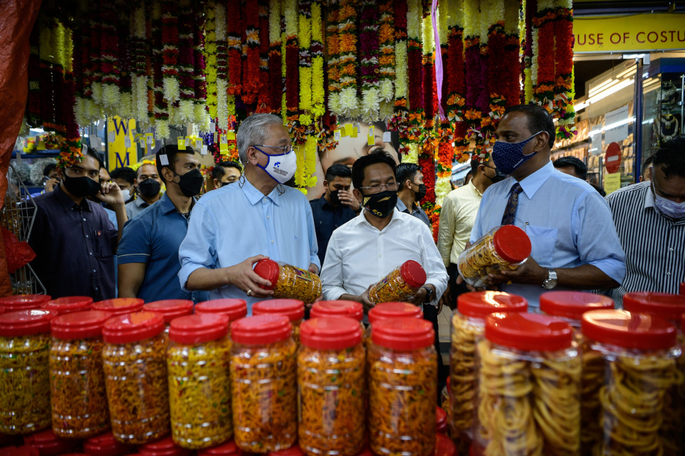 (From left) Prime Minister Datuk Seri Ismail Sabri Yaakob, HR Minister Datuk Seri M Saravanan and Deputy Minister of Federal Territories Datuk Seri Jalaluddin Alias choosing murukku in Little India, Brickfields, November 1, 2021. u00e2u20acu201d Bernama pic 