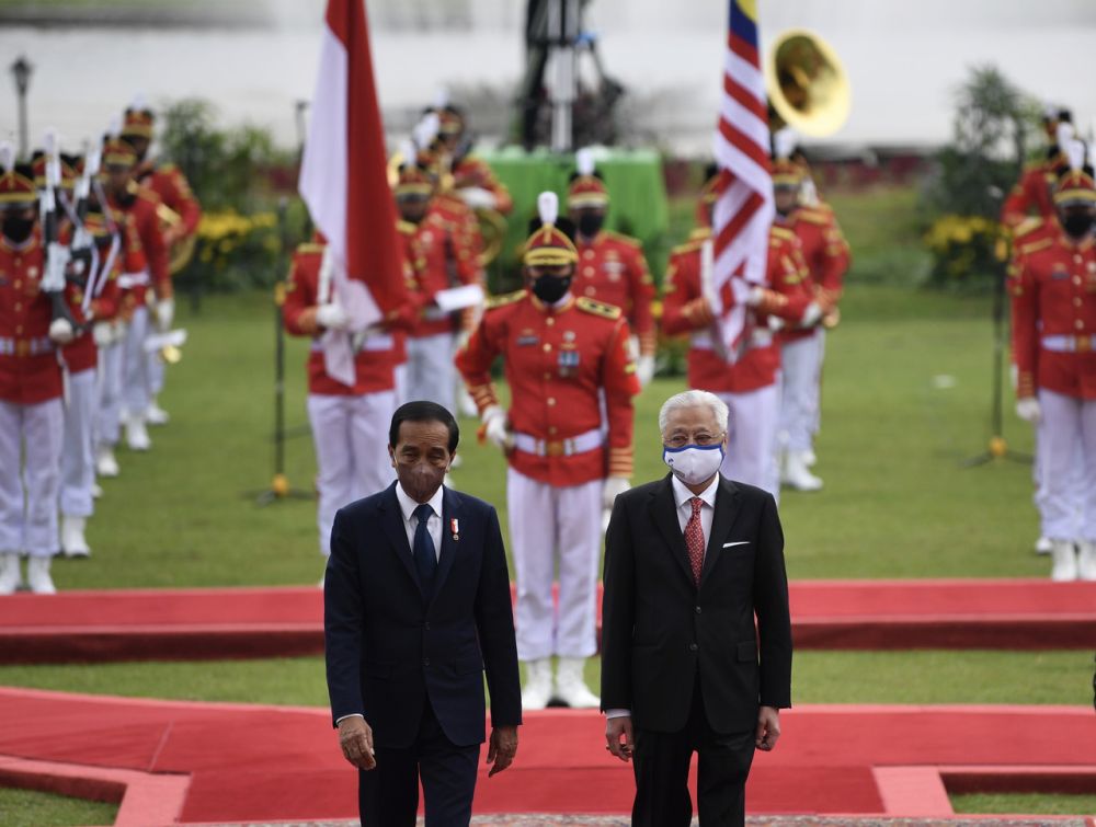 Prime Minister Datuk Seri Ismail Sabri Yaakob is greeted by Indonesian president Joko Widodo (left) at Istana Bogor in Jakarta November 10, 2021. u00e2u20acu201d Bernama pic