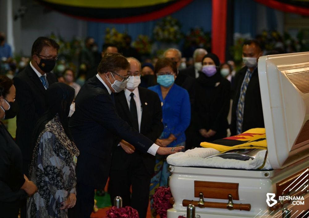 Sarawak Chief Minister Datuk Patinggi Abang Johari Tun Openg pays his final respects to the late Tan Sri James Jemut Masing at the Association of Churches in Sarawak, Kuching  November 3, 2021. u00e2u20acu201d Picture via Twitter