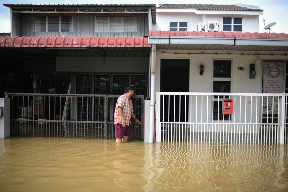 Taman Tanjung Bendahara in Alor Setar, Kedah, inundated with floodwater, November 4, 2021. u00e2u20acu201d Bernama pic 