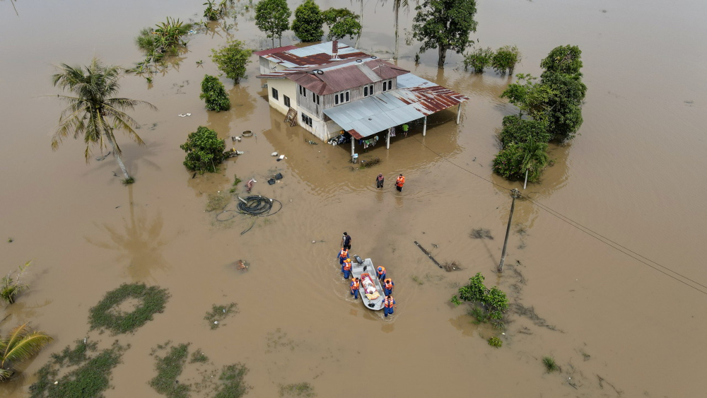 Kedah Civil Defence Force members rescue flood victims with health problems as their homes have been submerged in water since yesterday, in Kampung Alor Semelor, Tajar, November 2, 2021. u00e2u20acu201d Bernama pic 