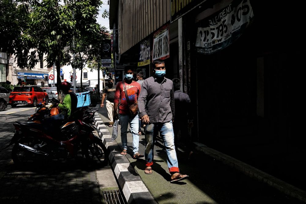 People are seen wearing protective masks in public in Kuala Lumpur November 28, 2021. — Picture by Ahmad Zamzahuri