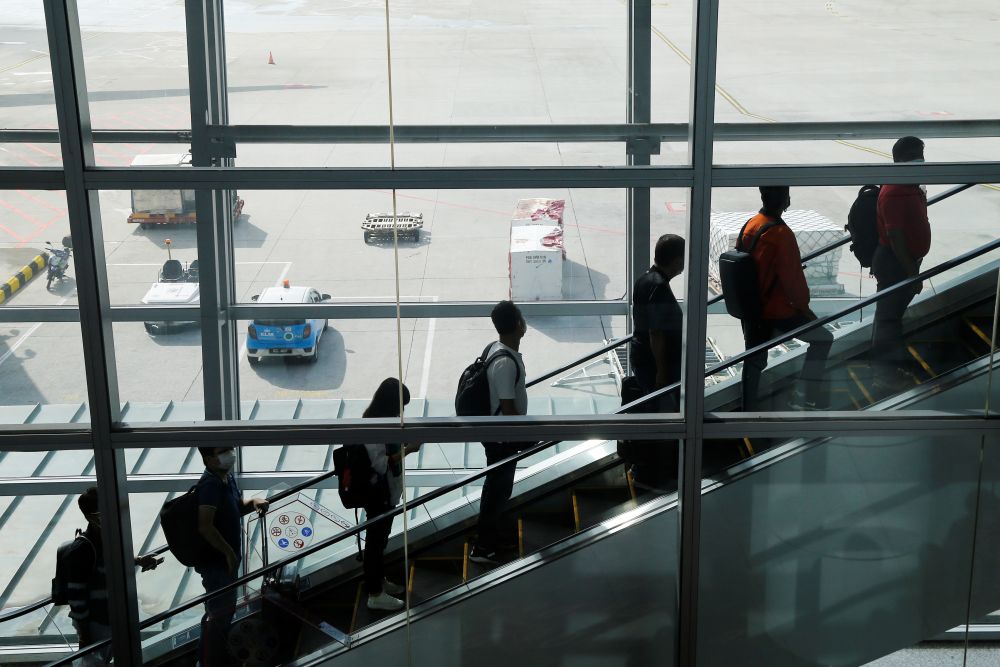 Travellers arrive at the Kuala Lumpur International Airport under the Malaysia-Singapore Vaccinated Travel Lane programme, in Sepang November 29, 2021. u00e2u20acu201d Reuters pic
