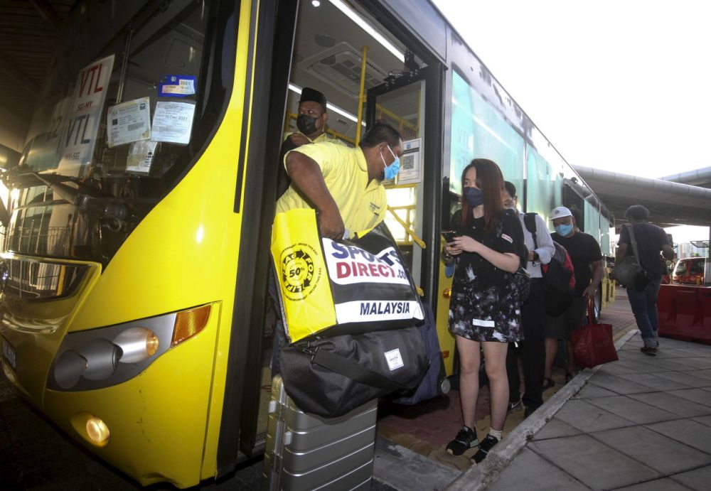 Malaysian passengers wait to board a bus at the Larkin Sentral Bus Terminal in Johor Baru November 29, 2021. u00e2u20acu201d Bernama pic