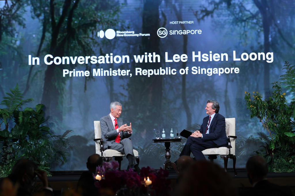 Prime Minister Lee Hsien Loong with Bloomberg News Editor-in-Chief John Micklethwait at the Bloomberg New Economy gala dinner on November 17, 2021. u00e2u20acu2022 Picture courtesy of Ministry of Communications and Information