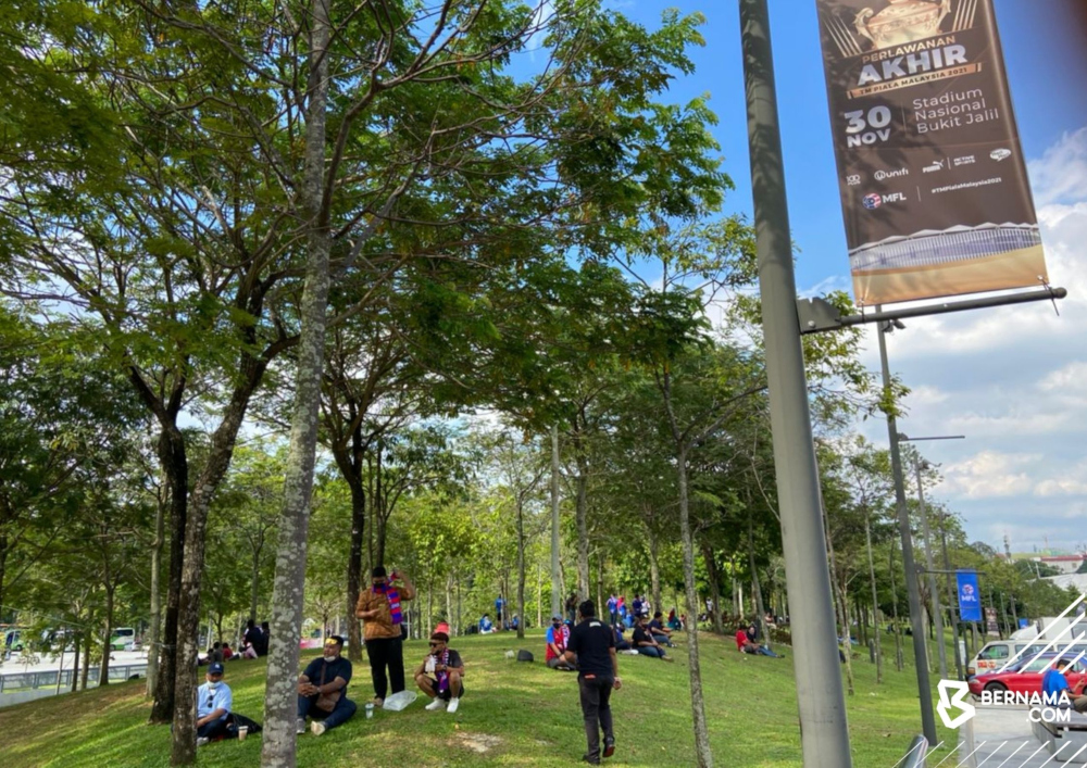 Football fans relax on the grounds of the Bukit Jalil National Stadium in anticipation of tonightu00e2u20acu2122s Malaysia Cup final between Kuala Lumpur (KL) City FC and Johor Darul Tau00e2u20acu2122zim (JDT). u00e2u20acu201d Picture from Twitter/Bernama  