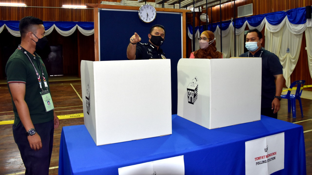 Melaka Deputy Police chief Datuk Razali Abu Samah (2nd left) oversees final preparations for early voting at the Melaka police contingent headquartersu00e2u20acu2122 multipurpose hall, November 15, 2021. u00e2u20acu201d Bernama pic 