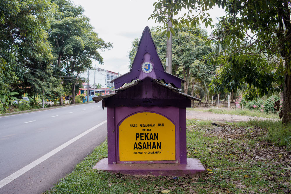 A signboard at Asahan, Melaka November 9, 2021. — Picture by Shafwan Zaidon