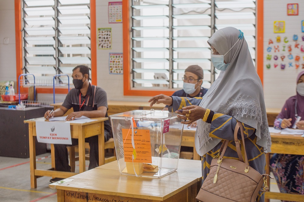 A voter casts her vote at the SK Durian Tunggal polling station during the Melaka state election on November 20, 2021. u00e2u20acu2022 Picture by Shafwan Zaidon