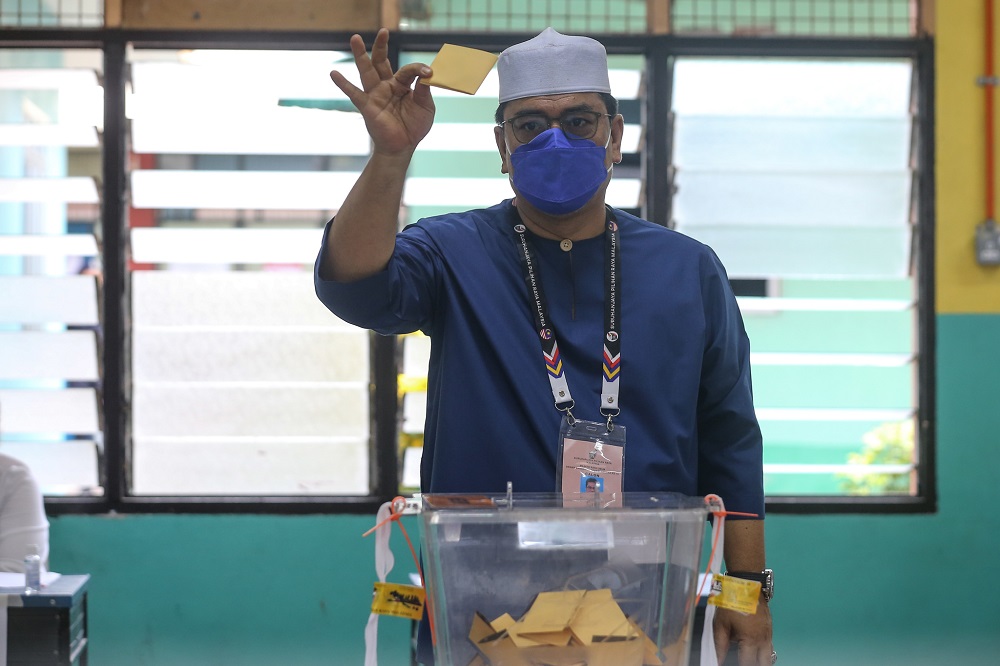Lendu Barisan Nasional candidate Datuk Seri Sulaiman Md Ali casts his vote at the SK Durian Daun (K) polling station during the Melaka state election on November 20, 2021. ― Picture by Ahmad Zamzahuri