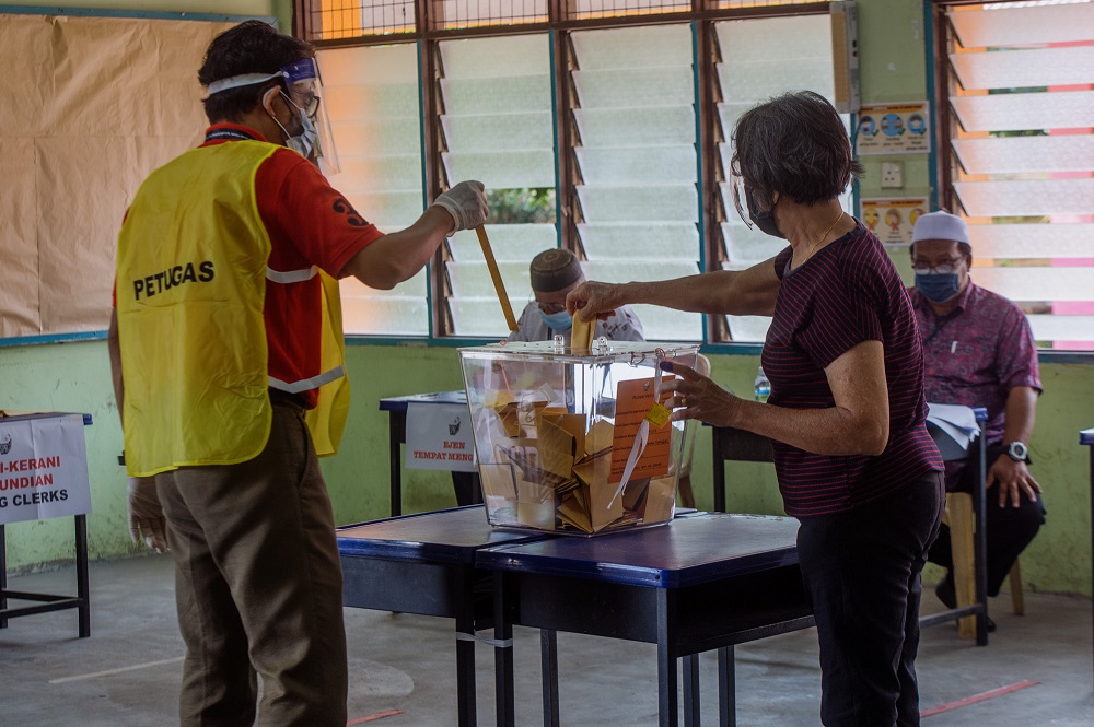 A voter casts his vote in Durian Tunggal during the Melaka state election on November 20, 2021. u00e2u20acu2022 Picture by Shafwan Zaidon 
