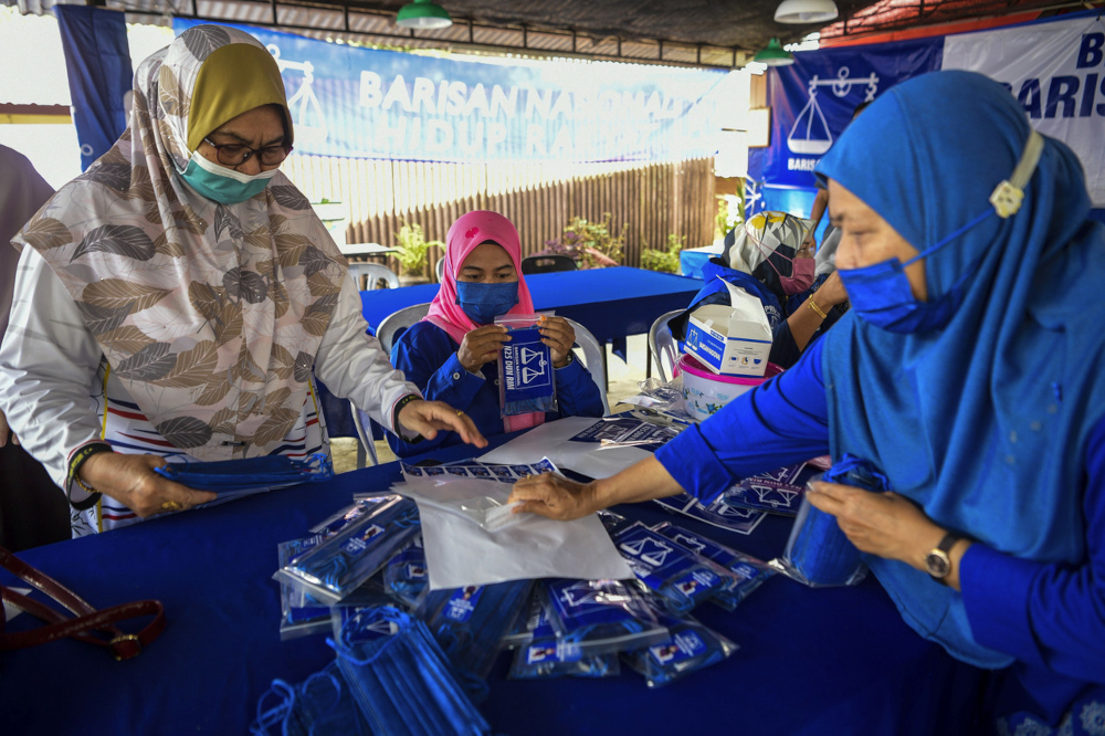 BN supporters prepare campaign materials for the Rim constituency, November 9, 2021. — Bernama pic 