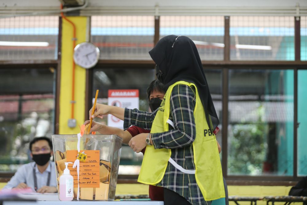 Last-minute voters cast their ballots at SMK Tun Tuah during the Melaka state election November 20, 2021. u00e2u20acu201d Picture by Ahmad Zamzahuri
