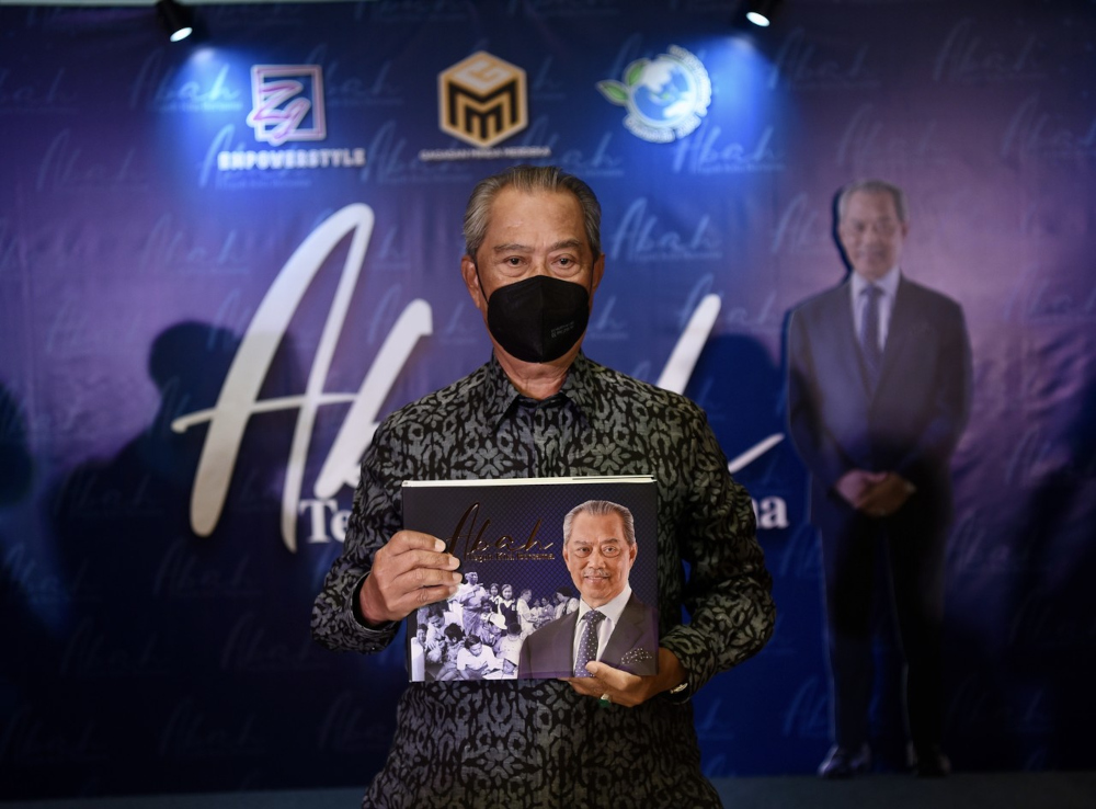 Tan Sri Muhyiddin Yassin with his pictorial biography u00e2u20acu0153Abah Teguh Kita Bersamau00e2u20acu009d after the booku00e2u20acu2122s launch in Kuala Lumpur, November 26, 2021. u00e2u20acu201d Bernama pic 