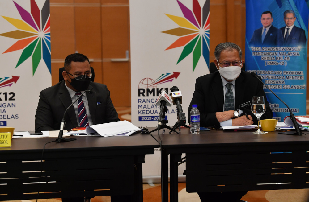 Minister in the Prime Ministeru00e2u20acu2122s Department (Economy) Datuk Seri Mustapa Mohamed and Selangor Mentri Besar Datuk Seri Amirudin Shari at the Post-12MP Roadshow in Sepang, November 23, 2021. u00e2u20acu201d Bernama pic 