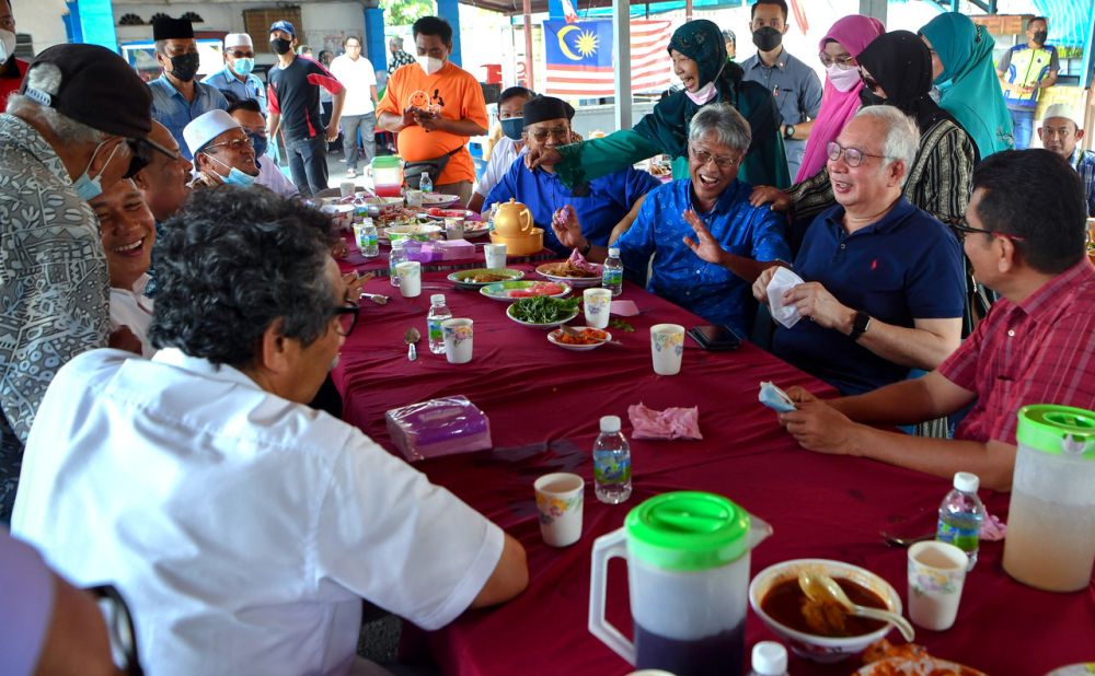 Datuk Seri Najib Tun Razak is seen greeting members of the public at an eatery in Jeti Kampung Halim, Melaka October 30, 2021. u00e2u20acu201d Bernama pic
