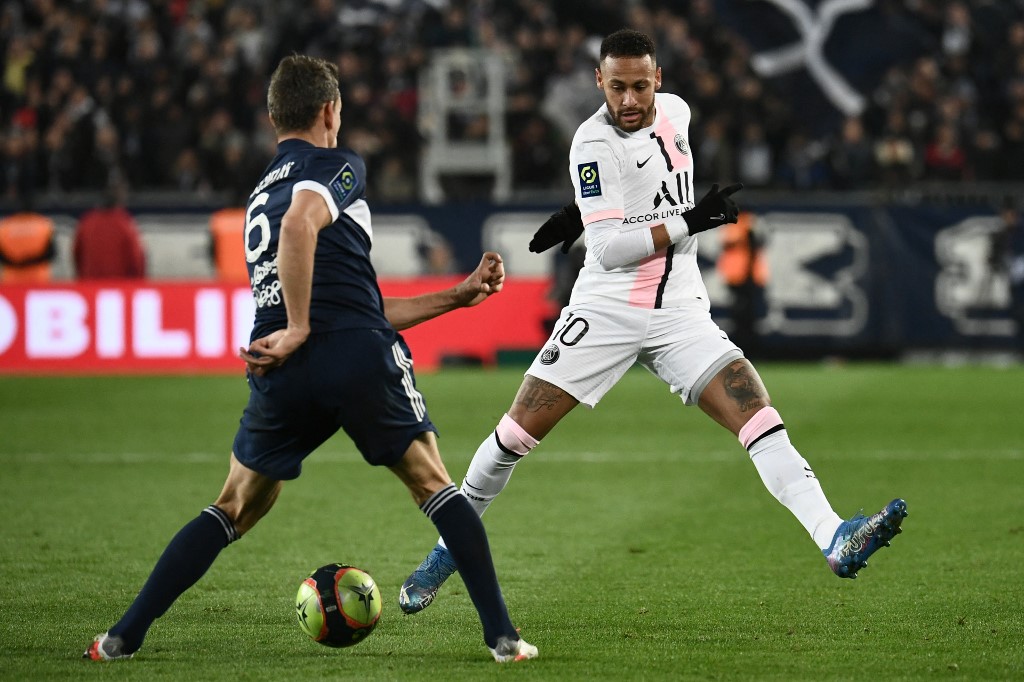 Bordeauxu00e2u20acu2122s defender Laurent Koscielny (left) fights for the ball against Paris Saint-Germainu00e2u20acu2122s forward Neymar during the French L1 match between FC Girondins de Bordeaux and Paris Saint-Germain at The Matmut Atlantique Stadium in Bordeaux, November 6,