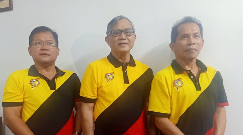 Peli with Kalaka potential candidate Linang Chapum (left) and Krian potential candidate Kuan San Sui (right). u00e2u20acu2022 Borneo Post pic