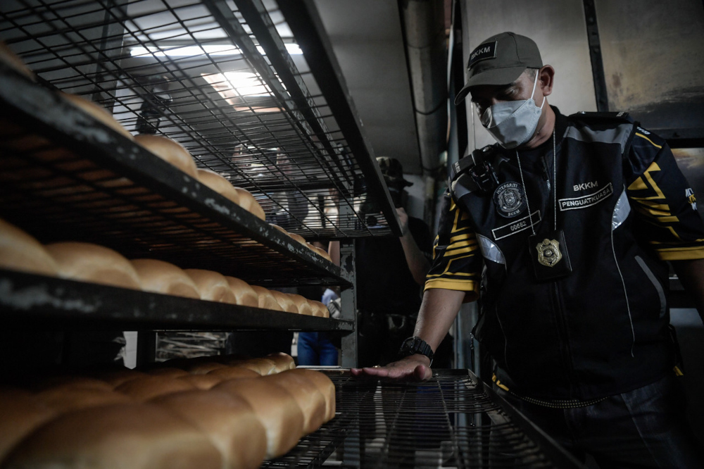 Penang Health Departmentu00e2u20acu2122s Food Safety and Quality Division environmental health officer Mohd Wazir Khalid during the inspection at the bread factory in Jalan Kedah, November 24, 2021. u00e2u20acu201d Bernama pic 