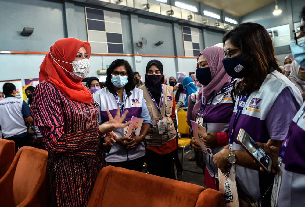 Datuk Seri Rina Mohd Harun at the International Day for the Elimination of Violence Against Women and Aspirasi Skuad Waja 2021 ceremony at the Ampang Hilir Multipurpose Hall, Kuala Lumpur, November 25, 2021. u00e2u20acu201d Bernama pic 