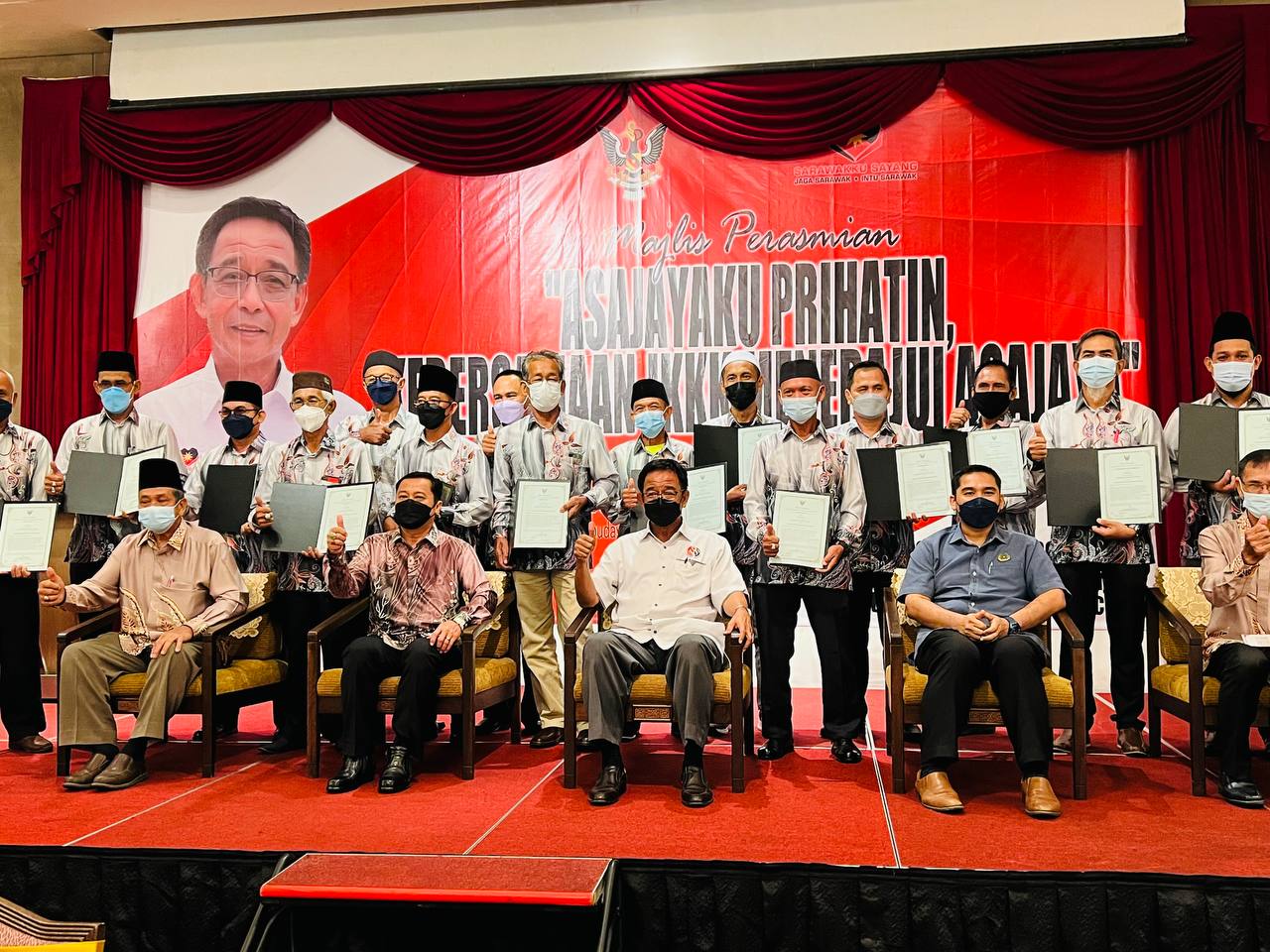 Abdul Karim (seated, third left) in a group photo after presenting appointment certificates to community leaders in Asajaya at a hotel in Kuching yesterday. u00e2u20acu2022 Borneo Post pic