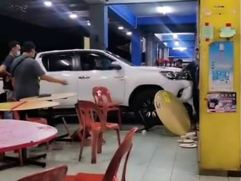 The aftermath of the crash at the coffeeshop in Permai Housing Estate, November 24, 2021. u00e2u20acu201d Borneo Post Online picn