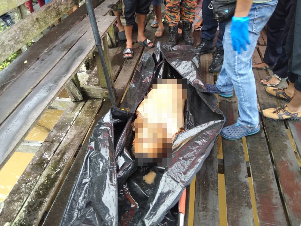 Rescuers prepare to hand over Alexu00e2u20acu2122s limbless body to the police. u00e2u20acu201d Borneo Post Online pic