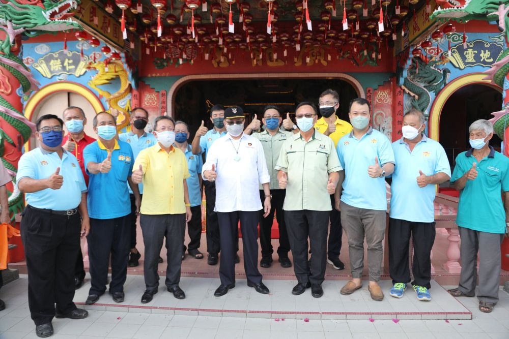Abang Johari (front, fourth left), flanked by Lo (right) and Dr Sim, in a photo call in front of the Batu Kawah Tian Tze Ja Temple with temple committee members during his visit to Batu Kawah Riverbank Park. u00e2u20acu201d Picture via Borneo Postnn
