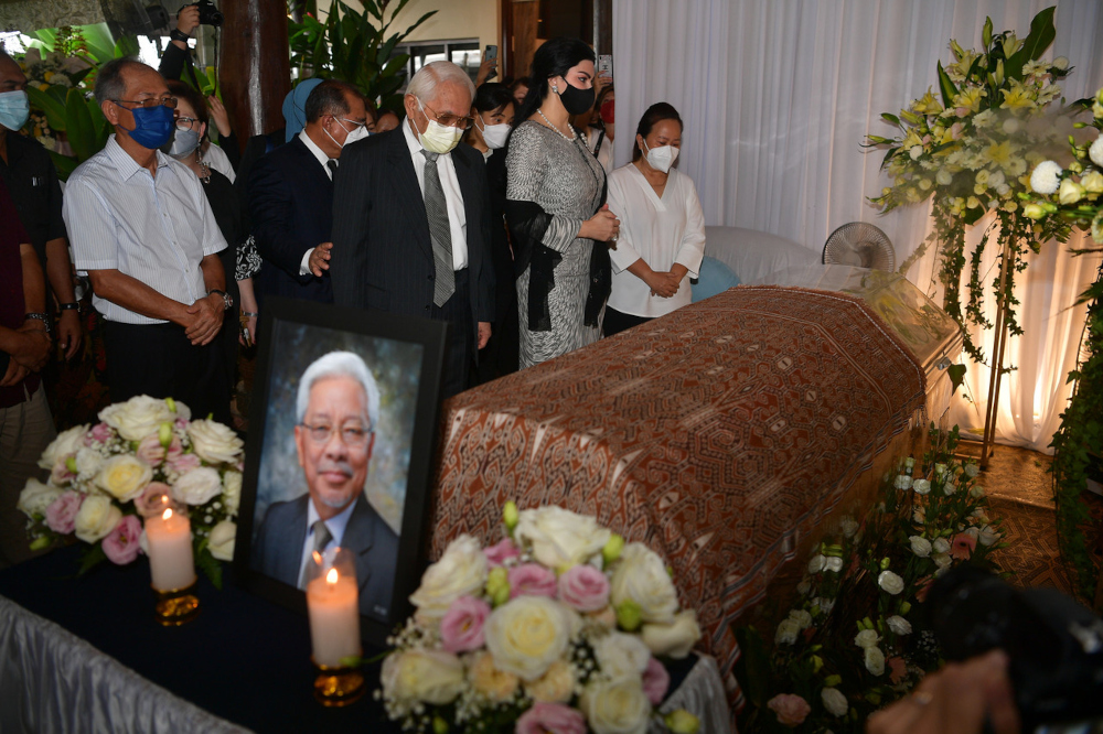 Yang di-Pertua Negeri of Sarawak Tun Abdul Taib Mahmud and his wife Toh Puan Ragad Kurdi Taib paying their last respects to the late Tan Sri James Masing at his home in Jalan Laksama Cheng Ho in Kuching, November 1, 2021. u00e2u20acu201d Bernama pic 