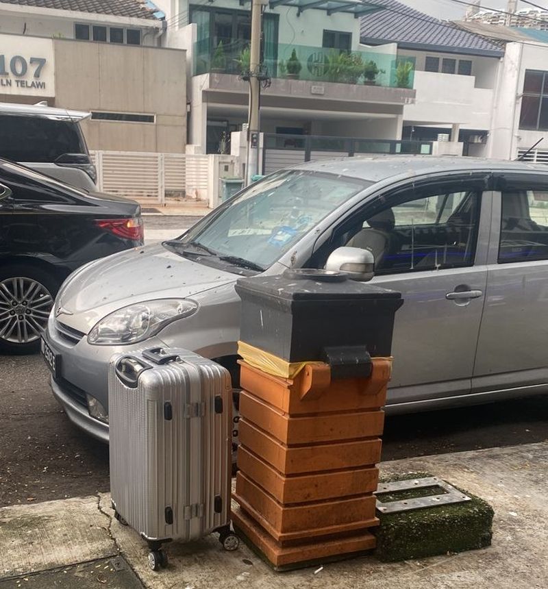The police received a call from a member of the public that a suitcase had been left beside a public trash bin outside a bicycle shop on Jalan Telawi about 4.15pm yesterday. u00e2u20acu201d Picture courtesy of Brickfields police