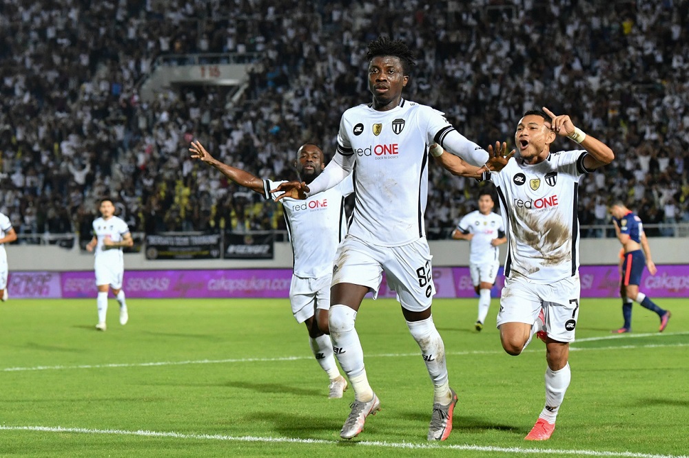 Terengganu FCu00e2u20acu2122s Jordan Mintah celebrates with teammates after scoring a goal against Johor Darul Ta'zim, November 22, 2021. u00e2u20acu2022 Bernama pic