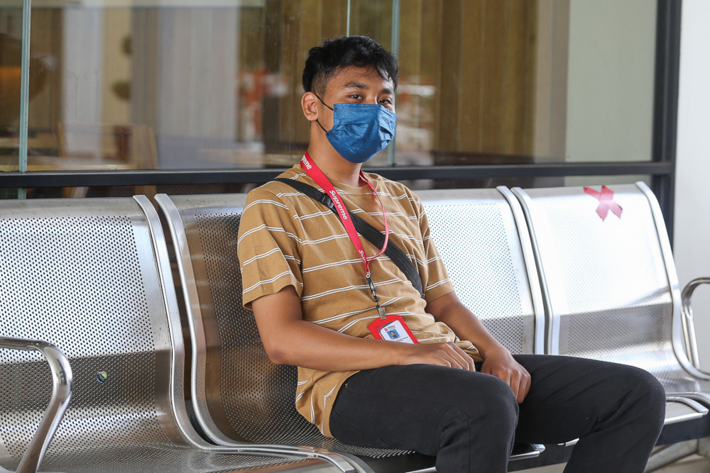 MSU student Daing Riz Iwan Ruhi Alan said politicians blinded by money and power often forget the plight of the people. — Picture by Yusof Mat Isa