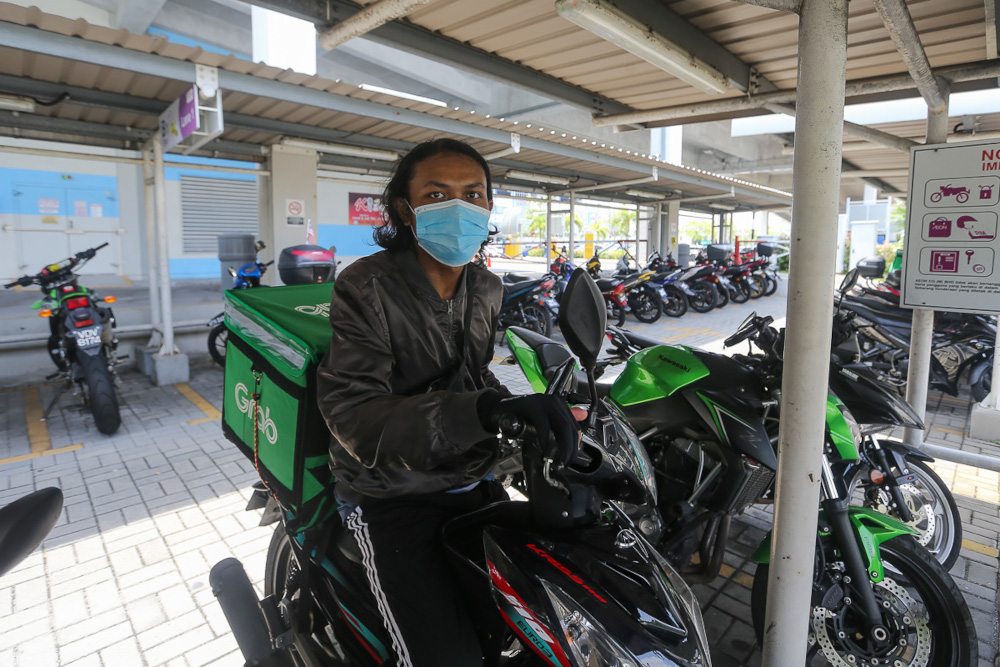 Grab rider Muhammad Razin Naif Mohammad Faiz wants Malaysia to be a technological powerhouse. — Picture by Yusof Mat Isa