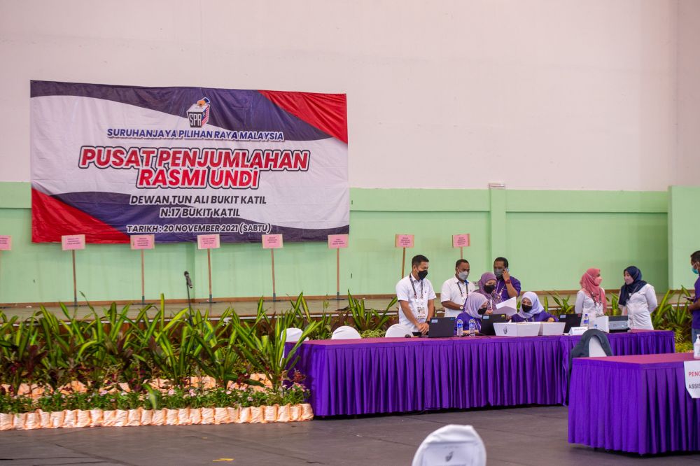 A general view of the vote counting centre at Dewan Tun Ali in Bukit Katil, Melaka November 20, 2021. u00e2u20acu2022 Picture by Shafwan Zaidon