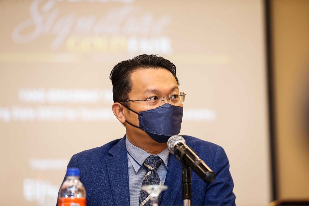 Penang state exco Yeoh Soon Hin speaks to the press at the launch of the Malaysian International Jewellery Fair here in George Town November 18, 2021. u00e2u20acu201d Picture by Sayudi Zainudin