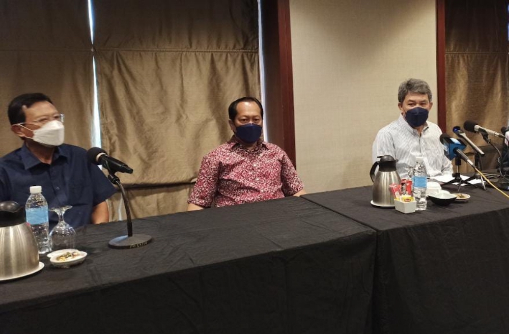 Mohamad (left) speaks to reporters at the press conference. With him are Ahmad Maslan and Ahmad Shabery. u00e2u20acu201d Borneo Post pic