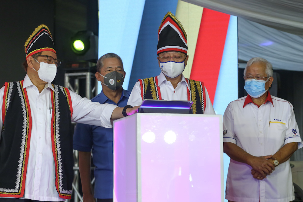 Prime Minister Datuk Seri Ismail Sabri Yaakob (centre) Sarawak Chief Minister Tan Sri Abang Johari Openg (left) officiating the launch of the Pan Borneo Sarawak Highway Serian Interchange section in Serian December 5, 2021. u00e2u20acu201d Picture by Yusof Mat Isa