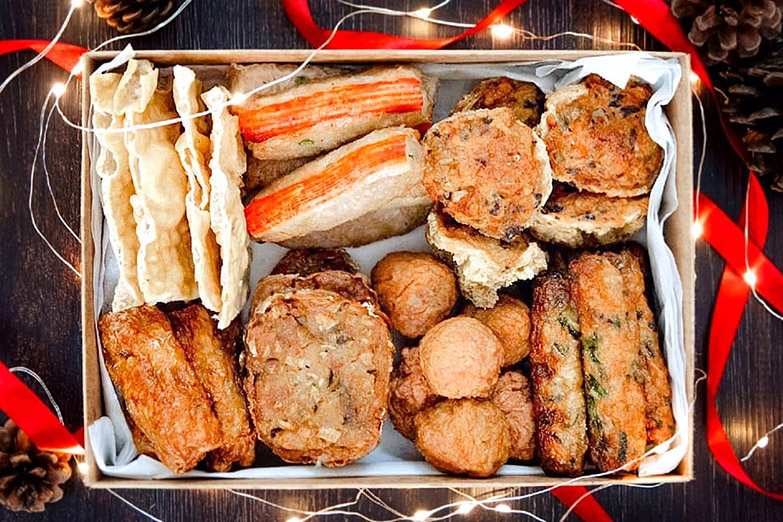 The Jingle Set is designed for a Christmas party of four to six people.