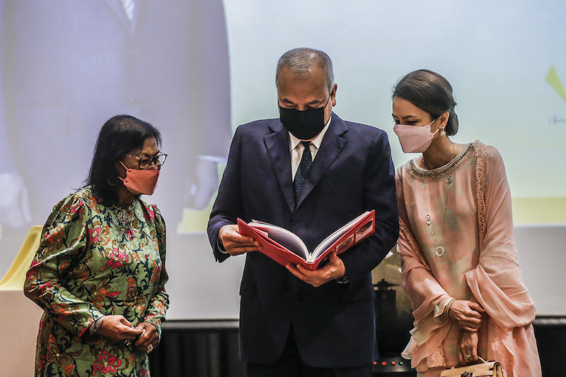 Perak's Sultan Nazrin Muizzuddin Shah with Raja Permaisuri Perak Tuanku Zara Salim and Tan Sri Rafidah Aziz at the launch of 'Building the Pink Road of Hope' coffee table book at Mandarin Oriental Hotel in Kuala Lumpur December 9, 2021. u00e2u20acu201d Picture by Har
