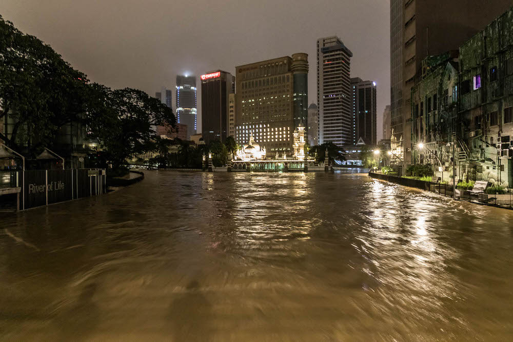 Floodwaters rise at the River of Life in Kuala Lumpur amid incessant rain, December 19, 2021. u00e2u20acu201d Picture by Firdaus Latif